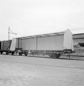 859425 Afbeelding van de huifwagen 20 84 910 0 000-5 (type Us-z) van de N.S. te Utrecht.